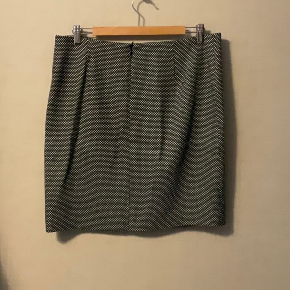 Elegant Black and White Pencil Skirt - Picture 3 of 7